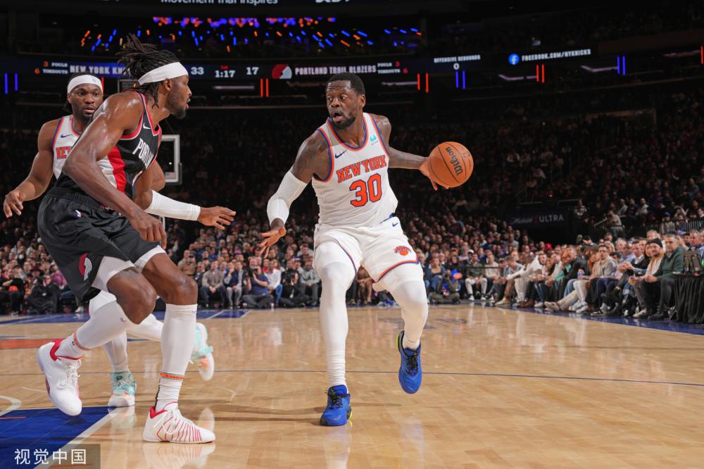 的舞台上展 的舞台上展